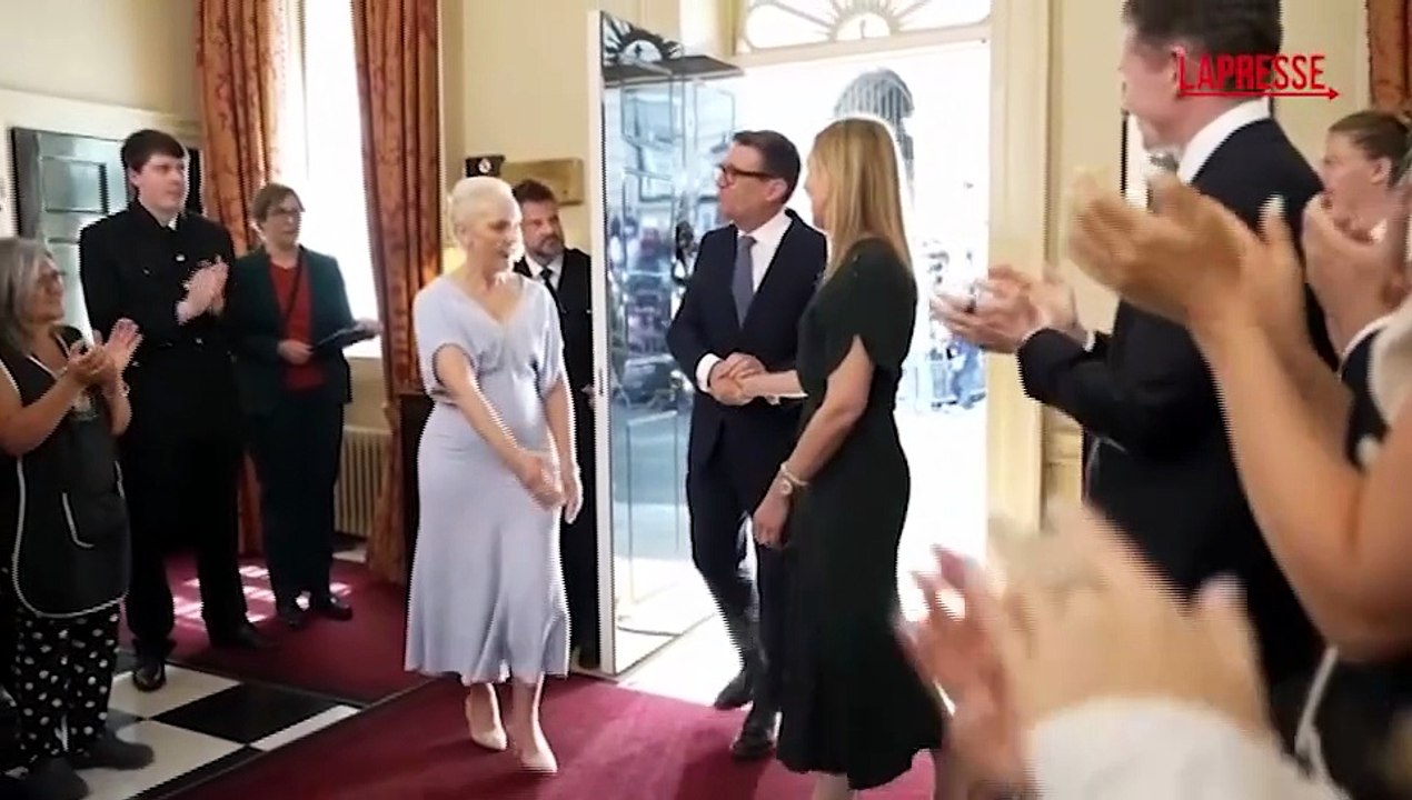 Gran Bretagna, Andy Burnham entra al numero 10 di Downing Street: accolto dall'applauso dei funzionari