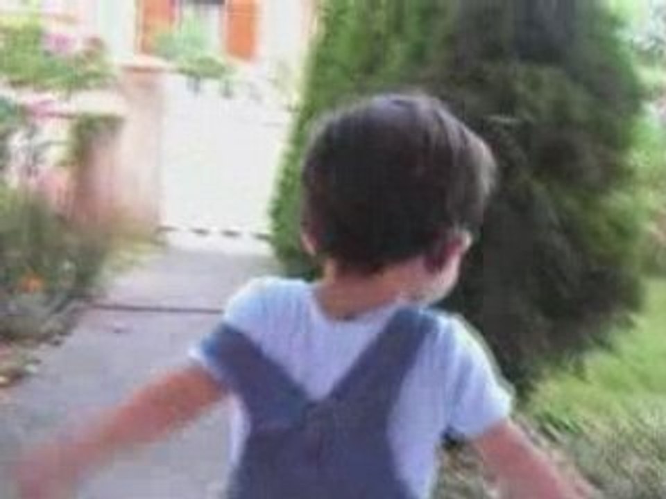 Baptiste danse et marche
