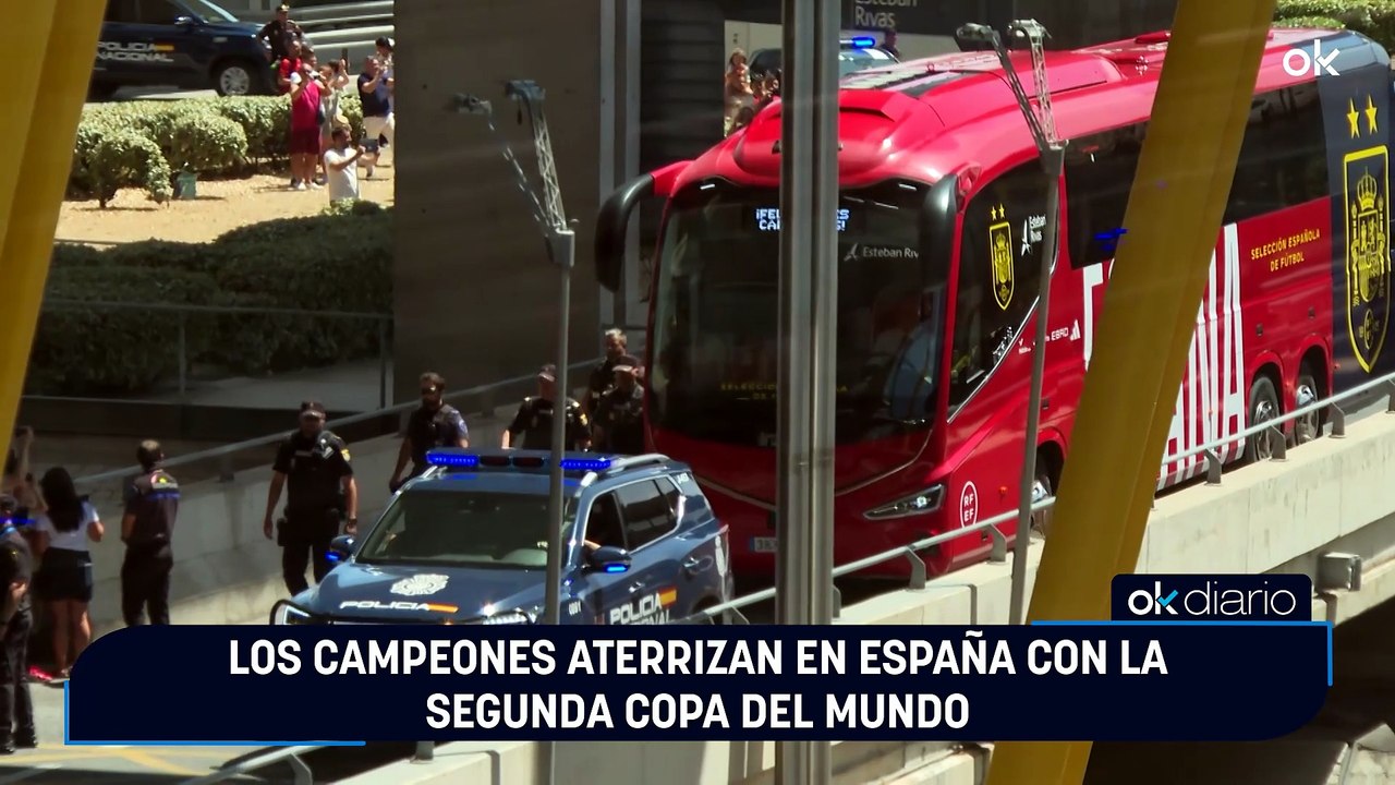 Los campeones aterrizan en España con la segunda Copa del Mundo