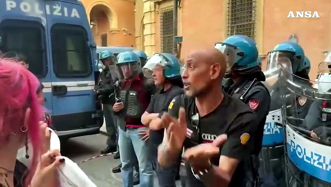Tafferugli al presidio per Fakir a Bologna, lancio di bomba carta e cariche