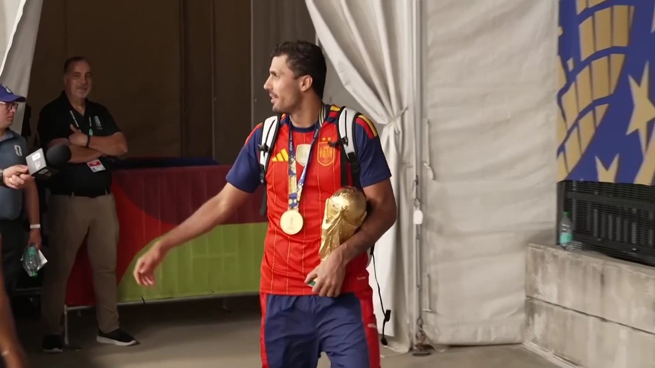 ¡HISTÓRICO! Así salen los CAMPEONES DEL MUNDO: ESPAÑA celebra con la COPA en mano