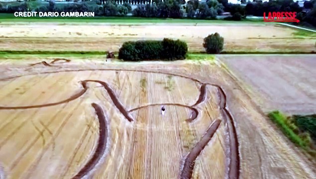 Mondiali 2026, la nuova opera di Gambarin: con un trattore disegna la Coppa del Mondo