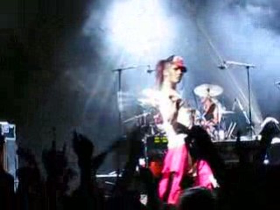 Miyavi chauffe la salle