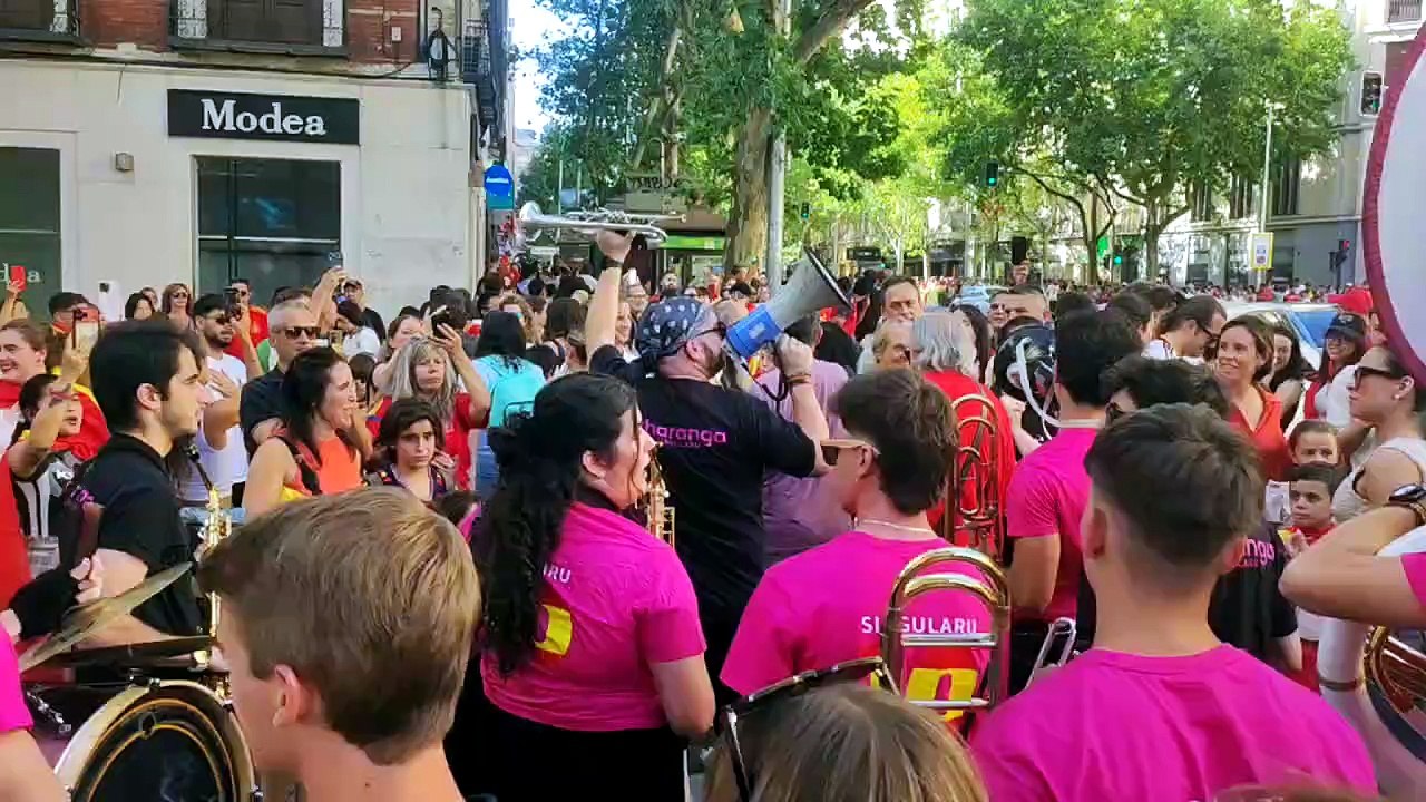 Charanga en la calle para esperar a la selección española