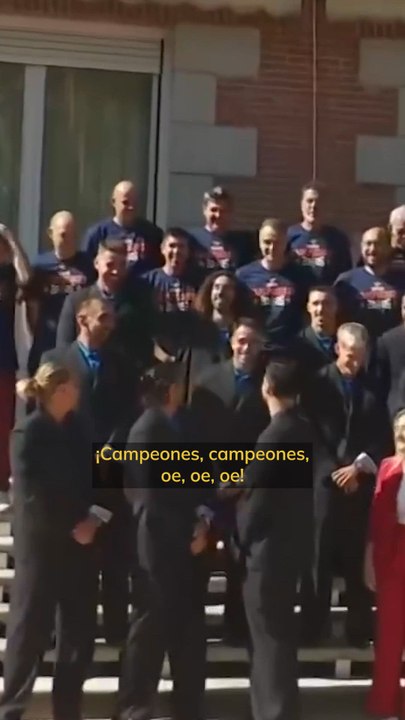 Cucurella anima la recepción en la Casa Real ante una Zarzuela entregada: "¡Viva España!"