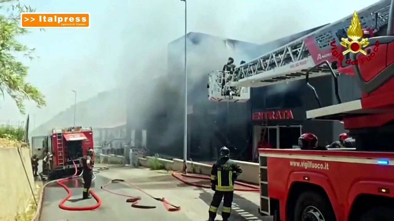 Incendio in attività commerciale nel Palermitano, le operazioni di spegnimento