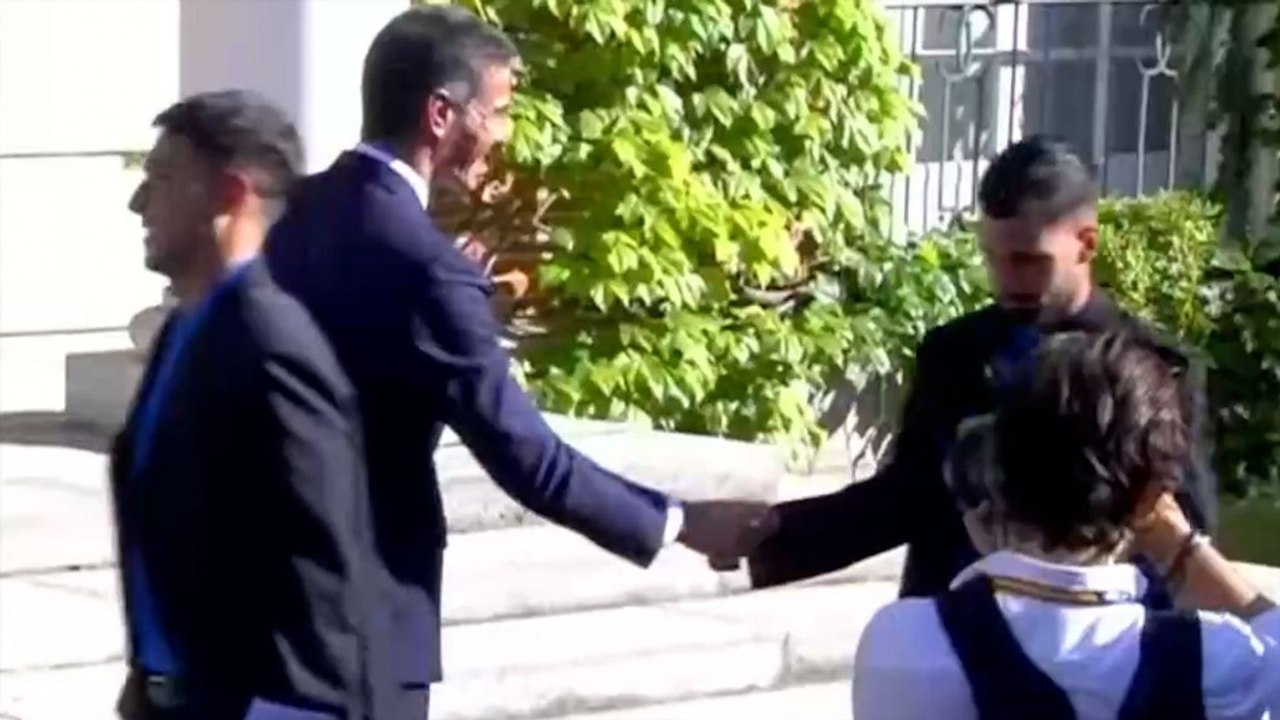 Álex Baena se marca un 'Carvajal' y retira la mirada a Pedro Sánchez al saludarle en La Moncloa