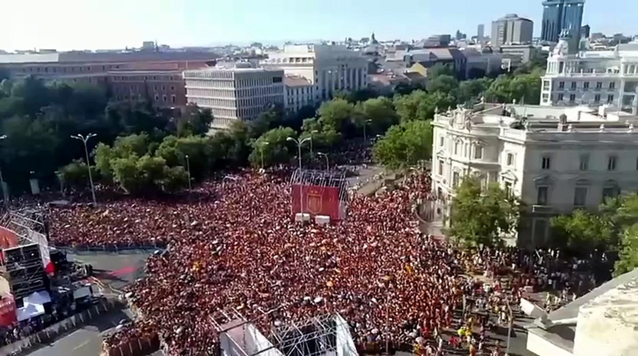 Cientos de seguidores de 'La Roja' esperan la llegada de los campeones del mundo en la plaza Cibeles de Madrid