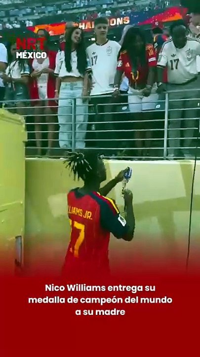 Nico Williams entrega su medalla de campeón del mundo a su madre
