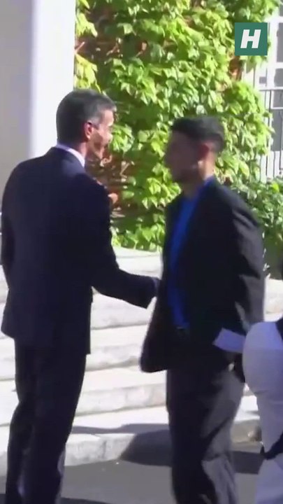El tímido saludo de Álex Baena a Pedro Sánchez