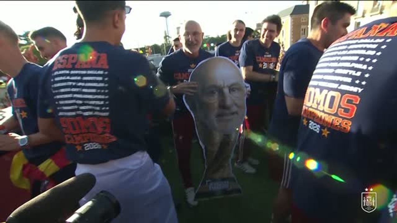 De La Fuente receives unique gift from Spain fans