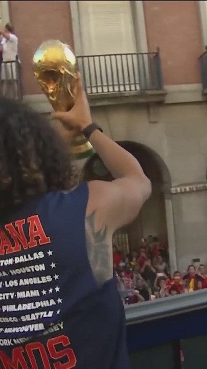 Cucurella 'amaga' con lanzar la Copa del Mundo a la afición