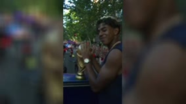 ‘King’ Yamal polishes the World Cup trophy!