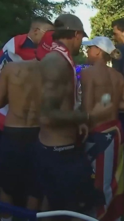 Ferrán Torres lleva una gorra con el lema "Make Spain great again" en la rúa de los campeones