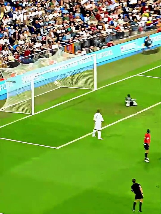 Roberto Carlos and David Beckham Freekicks 🎯💫