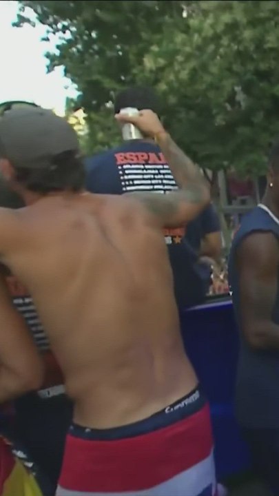 Los atléticos completamente desnudos tapados por la bandera de españa con el escudo del Atlético
