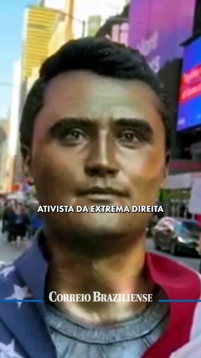 Escultor gasta US$ 100 mil em estátua de Charli...