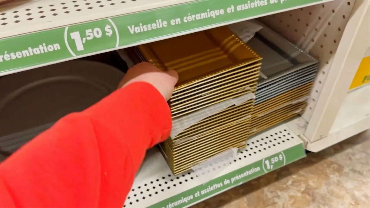 Posez un plateau du magasin à 1€ sur votre canapé : une astuce de rangement géniale !