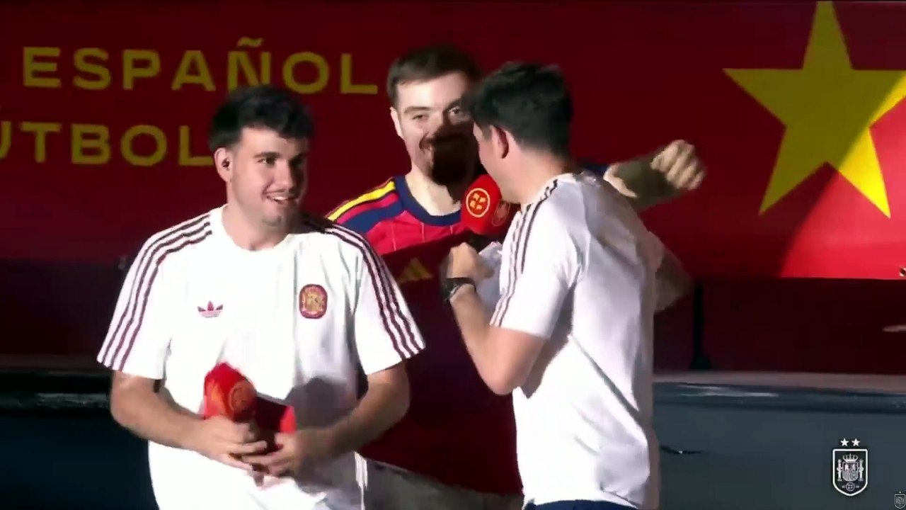 Ibai Llanos se sube al esenario para recibir a los jugadores