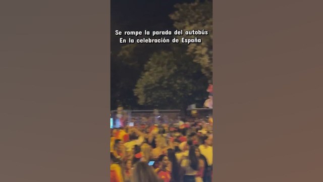 Una parada de autobús se viene abajo en plena celebración de la selección española