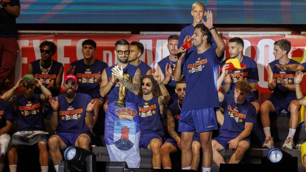 El pasillo de collejas a Rodri con el "Viva el Rey" y su defensa a Ferran Torres