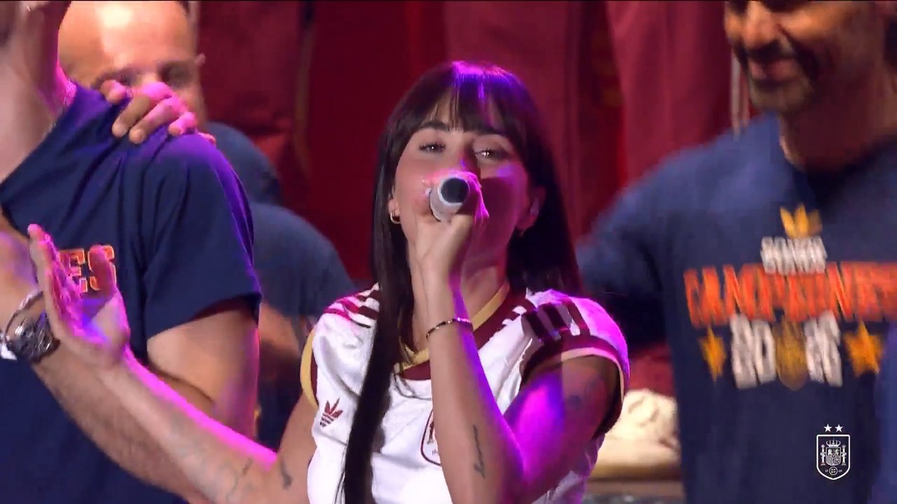 España es la superestrella: Aitana pone el broche a la celebración en Cibeles junto a los jugadores