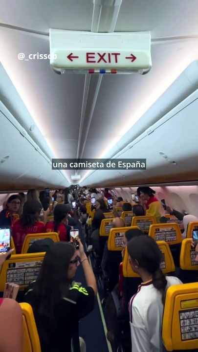 Il pilota annuncia il titolo mondiale: festa a bordo per la Spagna campione