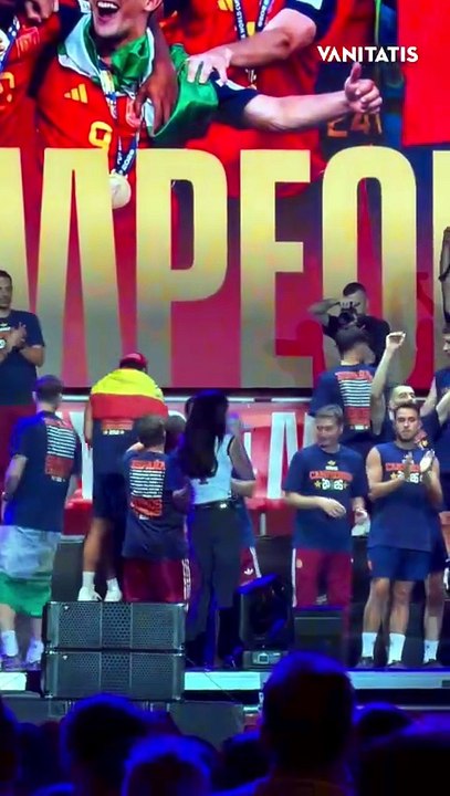 Aitana lo vuelve a hacer y pide fotografiarse junto a la copa y los jugadores de la selección española