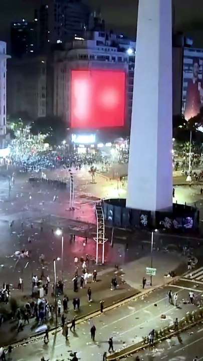 Batalla campal en la Plaza del Obelisco de Buenos Aires tras la derrota albiceleste.
