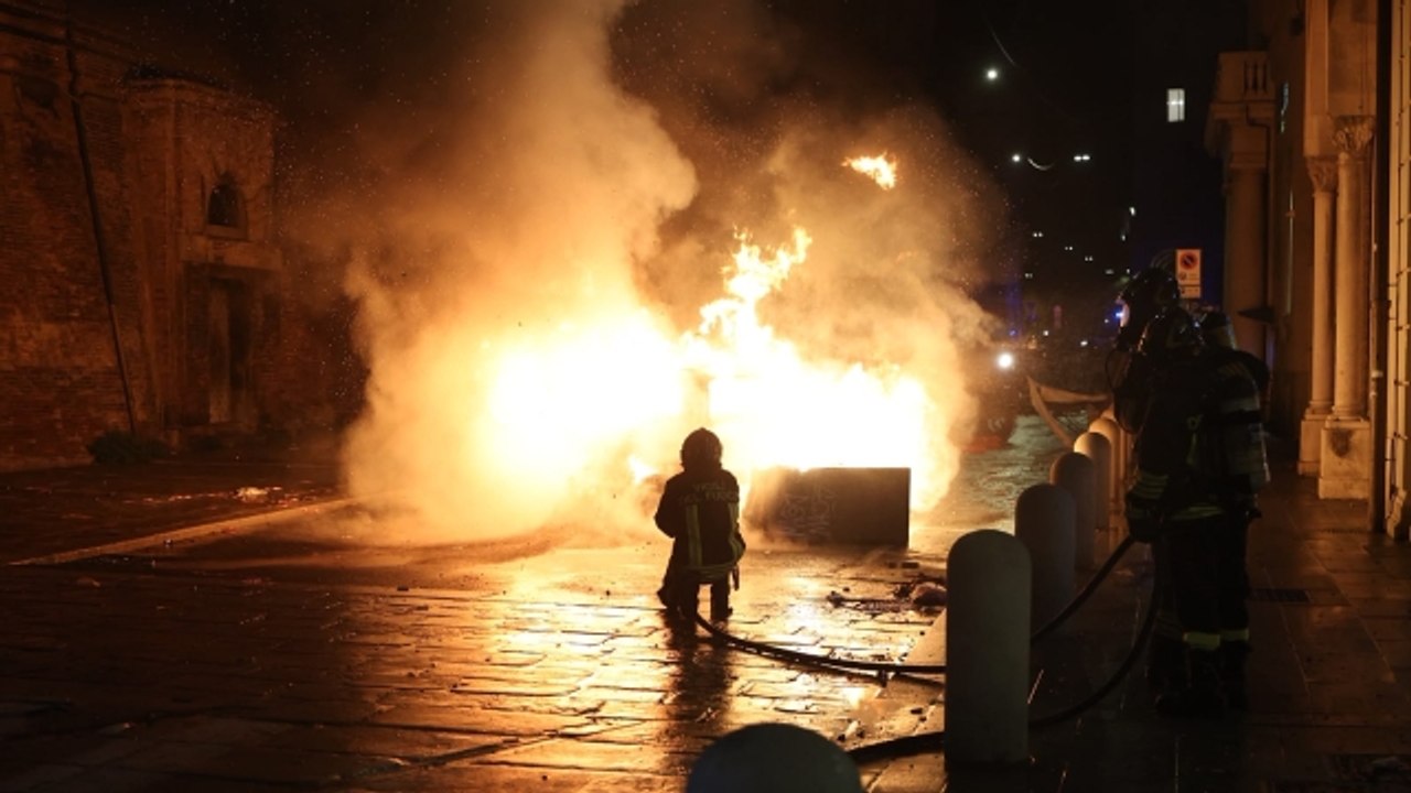 Il video della notte di devastazione a Bologna...