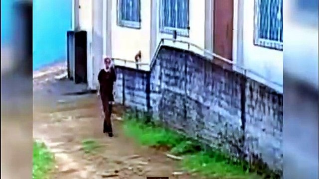 Câmeras registram suspeitos chegando em Renault Clio vermelho antes de furto em salão comunitário