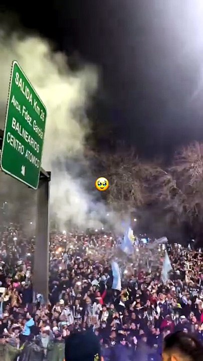 En un descapotable, los jugadores de la Selección argentina saludaron a los hinchas en Ezeiza