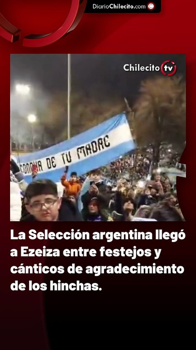 La Selección argentina llegó a Ezeiza entre festejos y cánticos de agradecimiento de los hinchas.