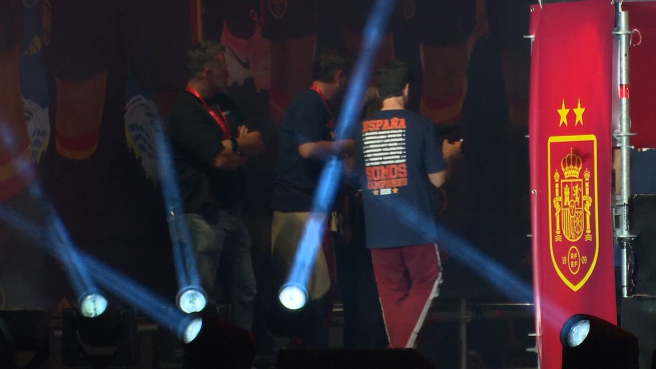 El show de Cucurella durante la celebración de la Selección