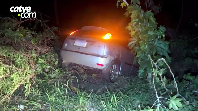 Carro sai da pista e para em área de mata às margens da PRc-467 em Cascavel