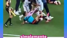 ¡No soportó la derrota de Argentina! A golpes destroza su TV y el video se hace viral