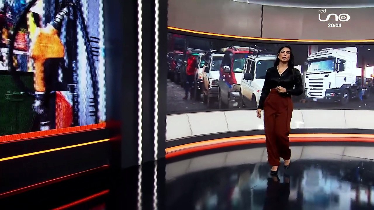 LARGAS FILAS PERSISTEN EN LOS SURTIDORES