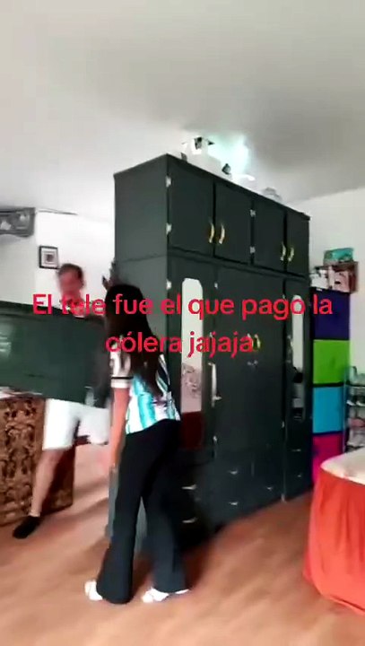 Aficionado hondureño destroza su televisor por 'frustración' tras derrota de Argentina
