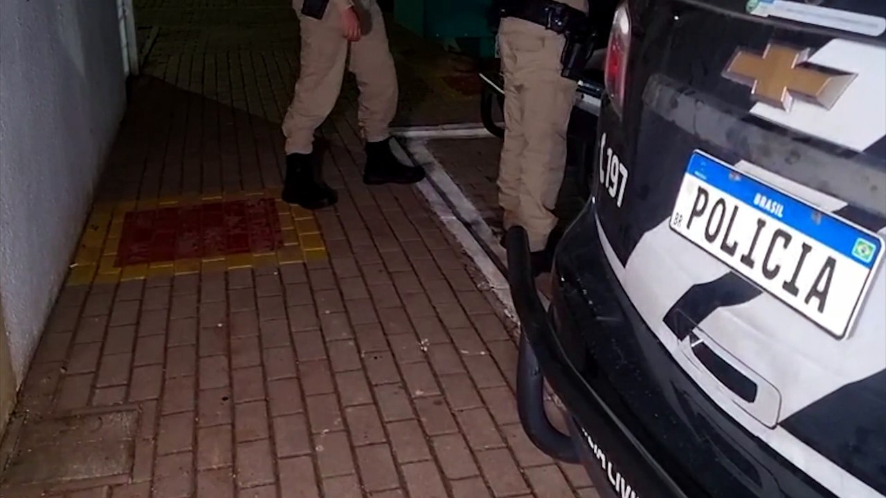 Mulher surta em averiguação da PM sobre maus-tratos e tenta morder policial