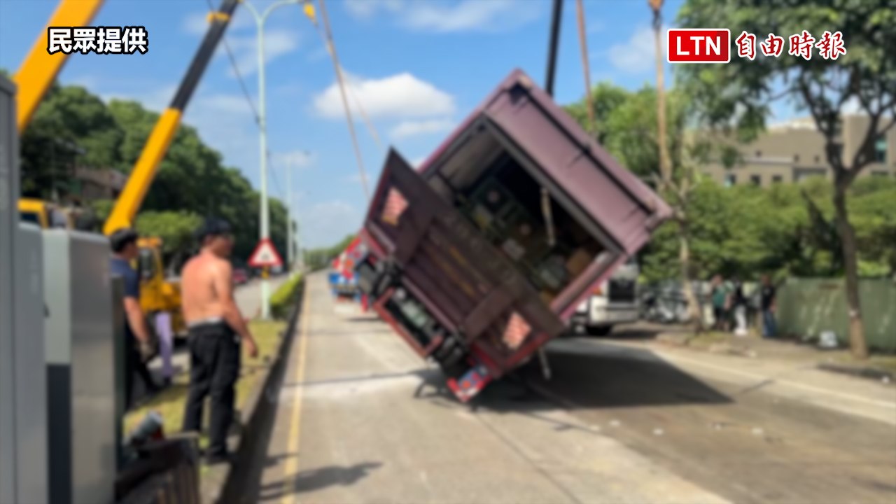 桃園龜山振興路大貨車爆胎翻覆 網友急喊快改道
