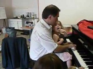 Madeleine joue du piano