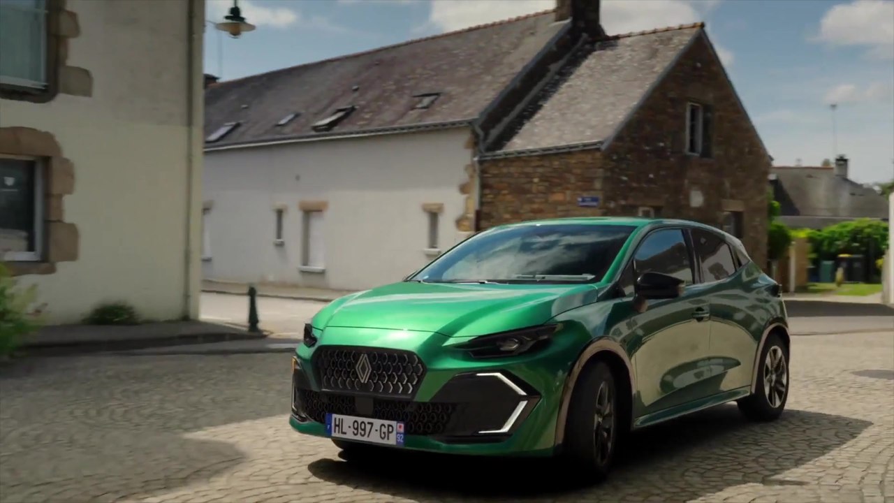 Renault Clio Eco G 120 EDC in Techno Vert Absolu Driving Video