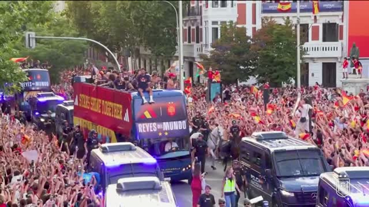 'Viva España!' - Spain celebrate World Cup triumph with fans