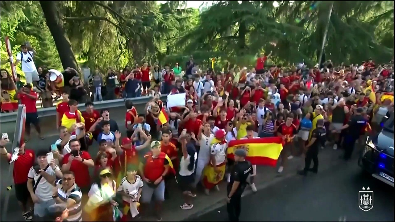 Siegerteam aus Spanien feiert WM-Triumph mit Parade durch Madrid