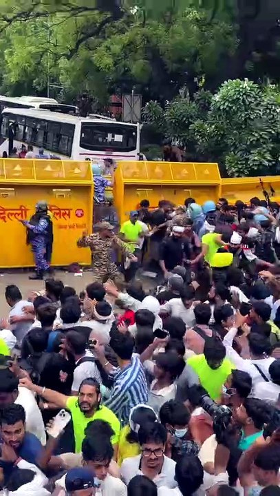 Modi’s Police brutally Lathicharged on Protesters!