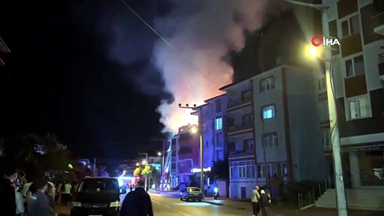 Dört katlı apartmanda korkutan yangın: Patlama sesleri mahalleliyi sokağa döktü