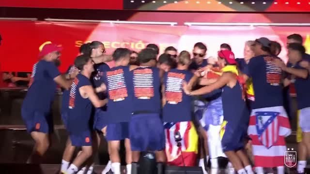 CdM 2026 - La Roja communie avec son public : scènes de folie sur la Plaze de Cibeles