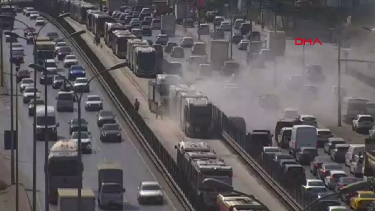 Beylikdüzü'nde metrobüste yangın