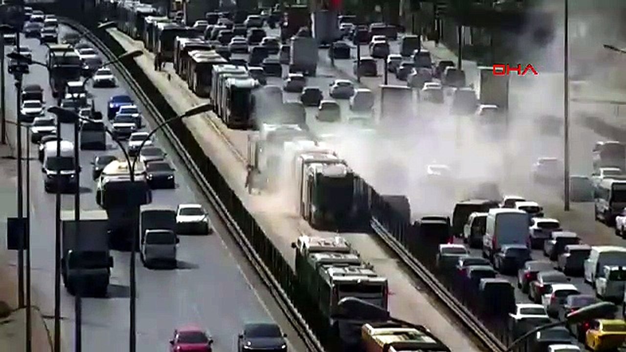 İstanbul'da metrobüs yangınında faciadan dönüldü! Yolcular tahliye edildi
