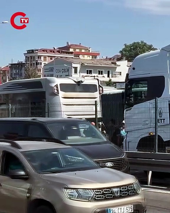 Avcılar’da metrobüste yangın